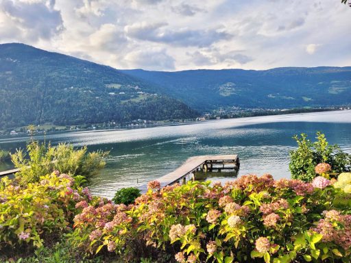 Blick vom Garten auf Steg und Ossiacher See